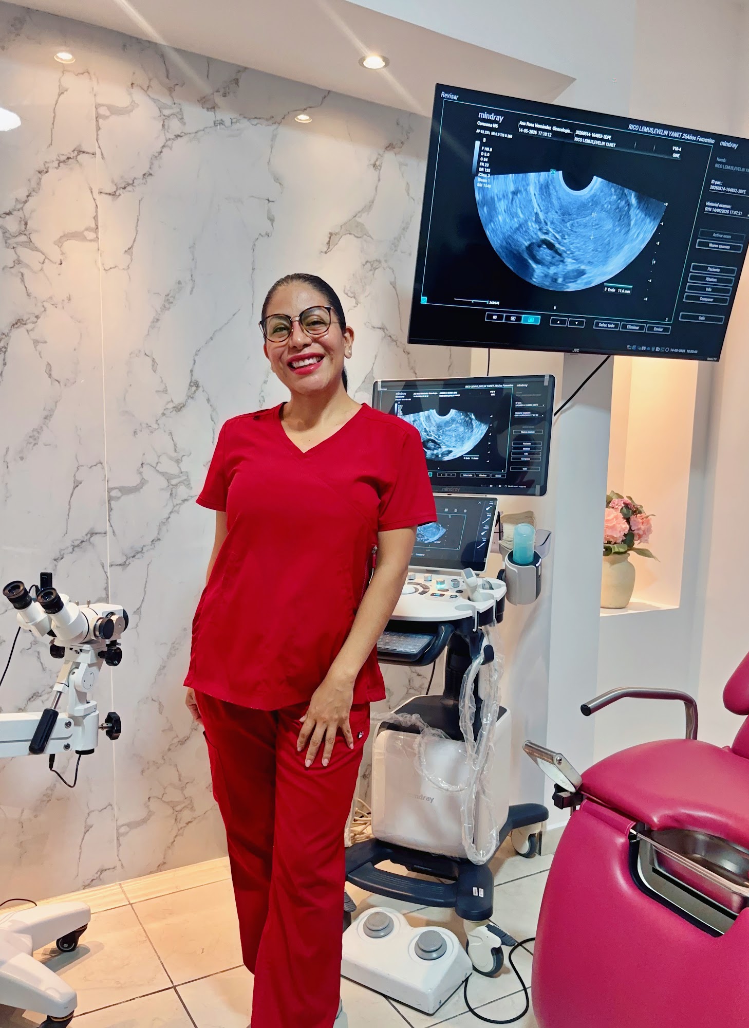 Dra. Ana Rosa Hernández en consultorio de ginecología y obstetricia